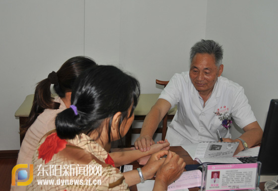 老中醫為患者診療