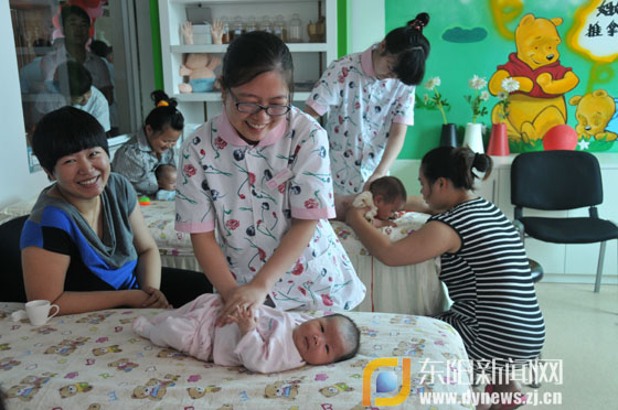 新生兒正享受著有益健康的小兒推拿