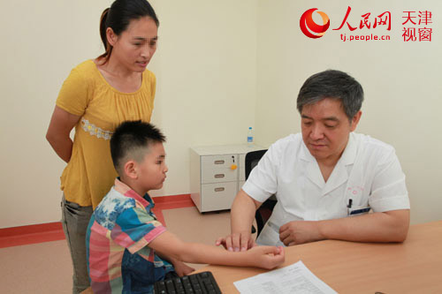 天津中醫藥大學第一附屬醫院院長馬融為兒童及家長提供健康咨詢