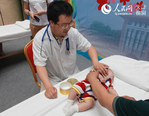 天津中醫藥大學第一附屬醫院主任醫師王艷國為兒童及家長提供健康咨詢