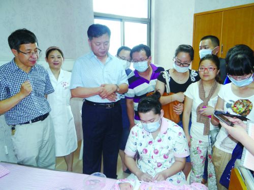小兒推拿名家王立新教授指導新生兒黃疸推拿治療