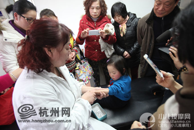 浙江省中醫院推拿科醫生為一名寶寶現場做小兒推拿