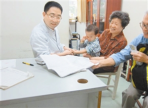 深圳市中醫(yī)院小兒推拿門診醫(yī)生葉兵在看診