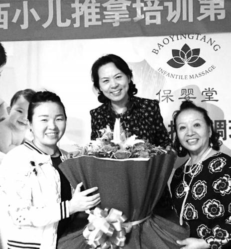小兒推拿名家何玉華與學員成富琴