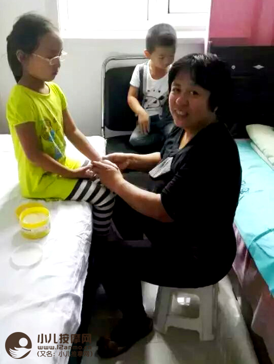 忻州市杏林養生館趙美芳女士在做小兒推拿
