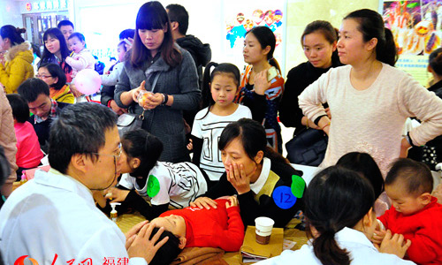 中醫(yī)小兒推拿走進(jìn)榕城市民家庭
