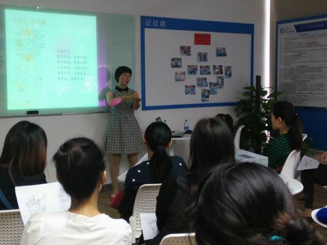 南京市江東街道睿城社區開展小兒推拿
