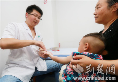 襄陽兒科醫生陳愛明做小兒推拿