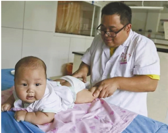 桐廬縣婦幼保健院小兒推拿科醫生在做推拿